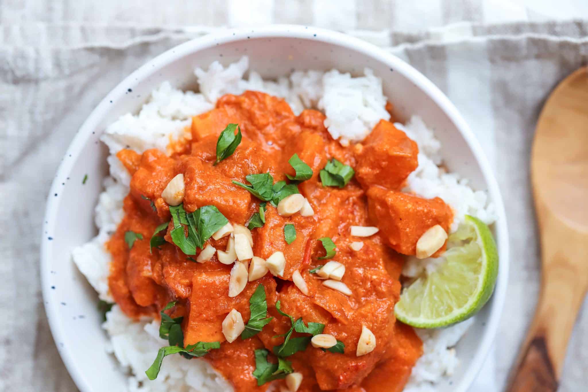 Zoete aardappel blokjes in rode curry saus