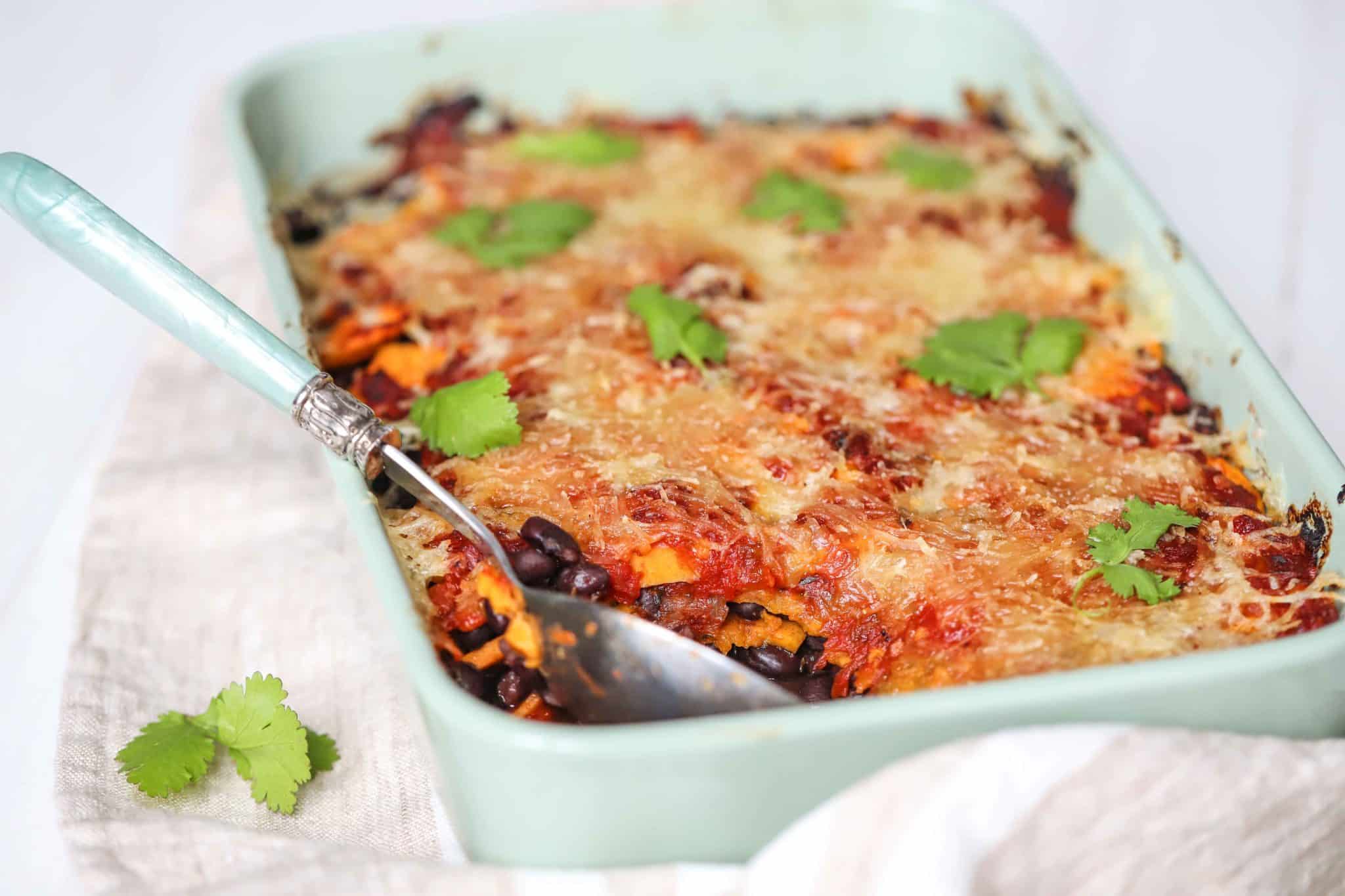 Ovenschotel met zoete aardappel & zwarte bonen