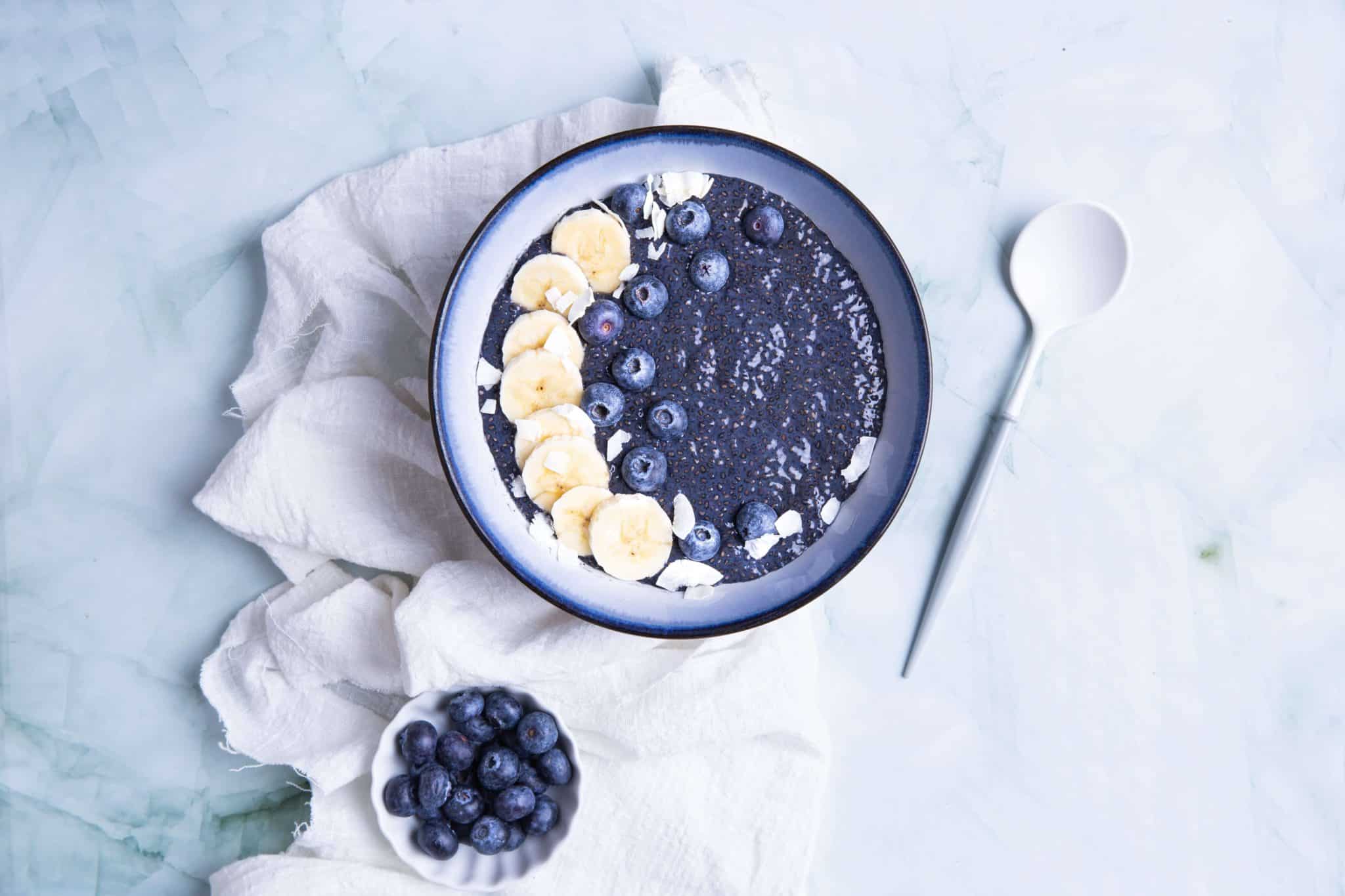 Overnight Chia pudding met blauwe bessen en kaneel