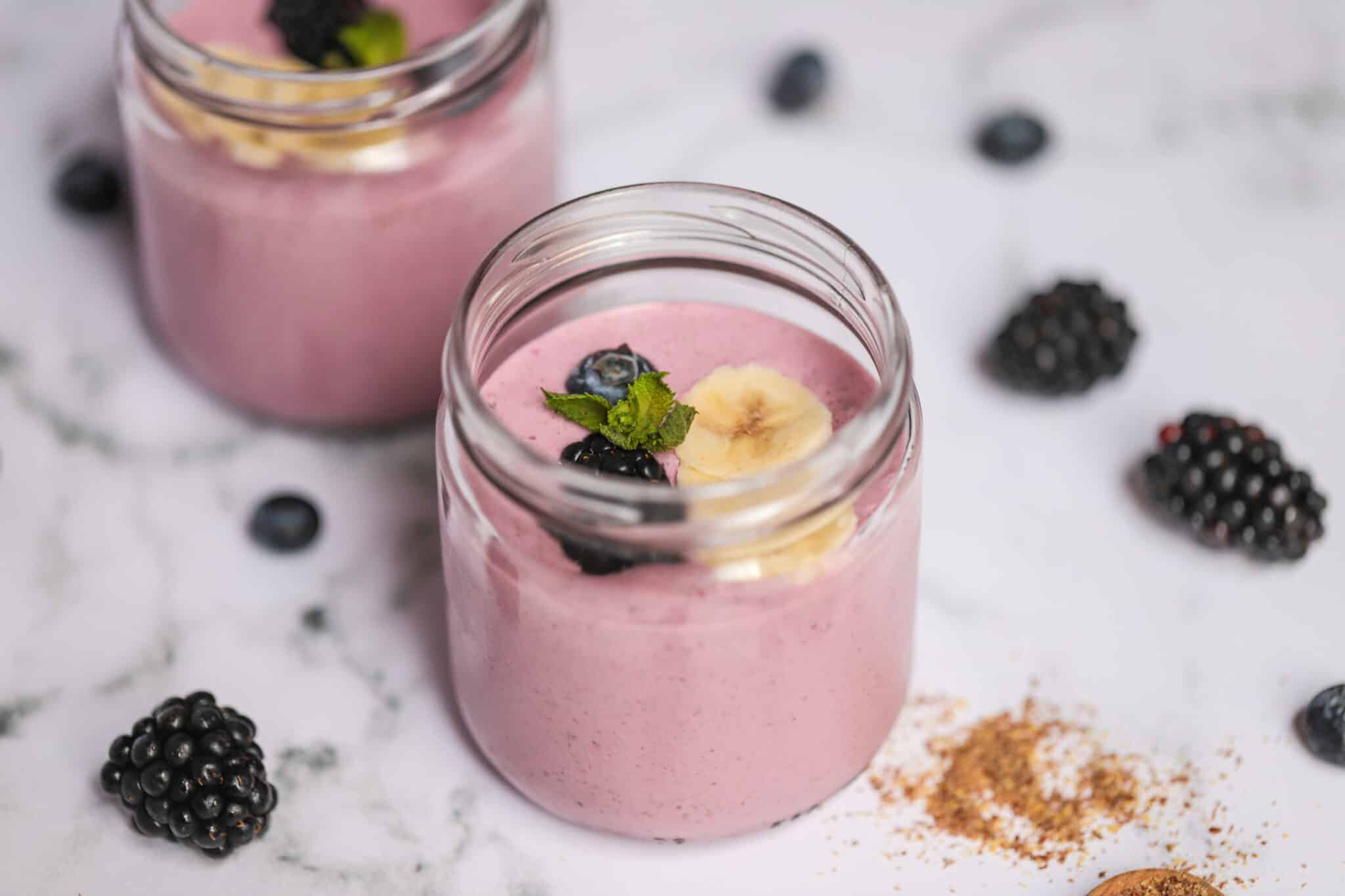 Lijnzaadpudding met bessen en amandel (recept)