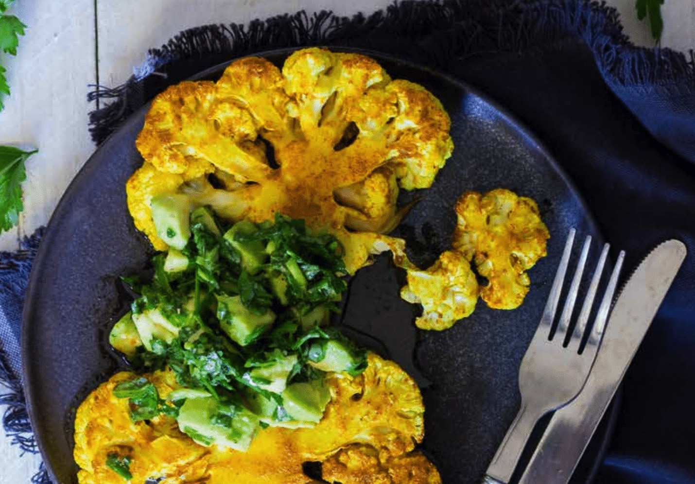 Bloemkoolsteaks met kruidensalsa
