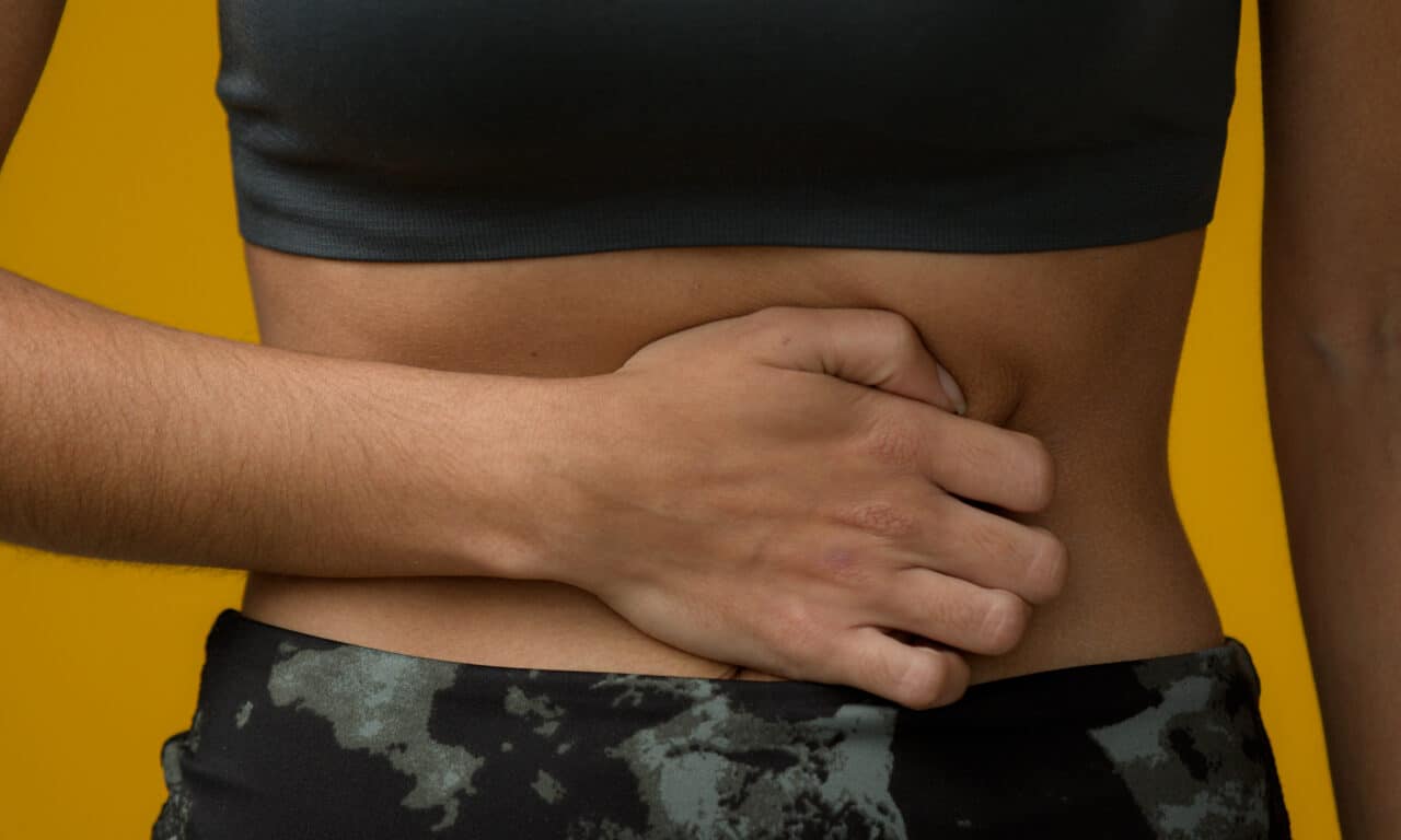 Opgezette buik: De oorzaken en hoe je er vanaf komt - Nutrifoodz