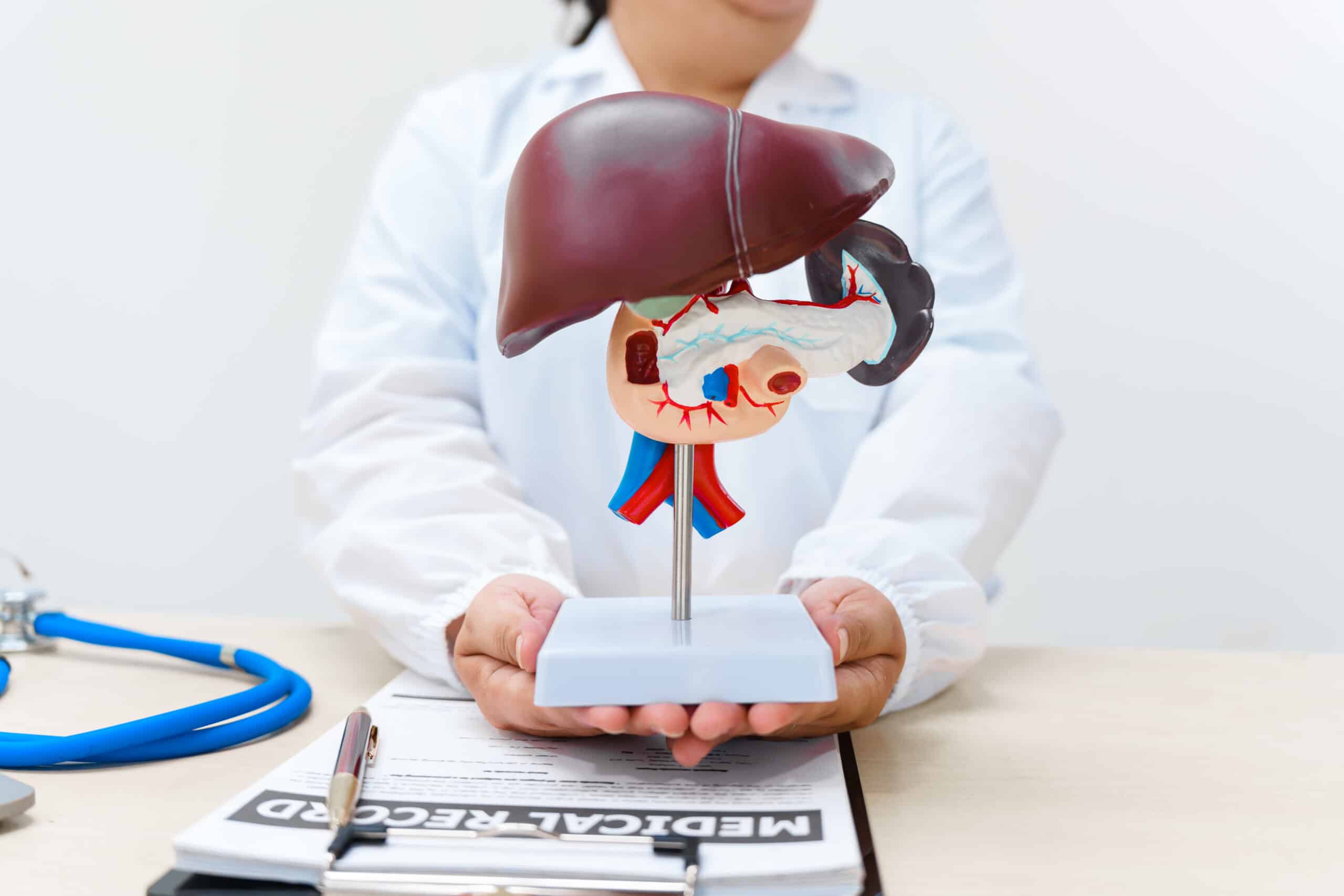 Heb je pijn aan je lever? Deze symptomen kun je niet negeren - Nutrifoodz